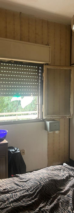 Спальня с кроватью, окном и шкафом