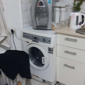 Стиральная машина и кулер на кухне