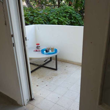 Балкон с круглым столом и зеленью