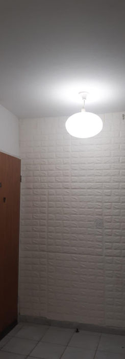 Светлая комната с дверью и окном