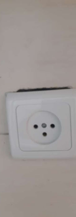 Белая электрическая розетка