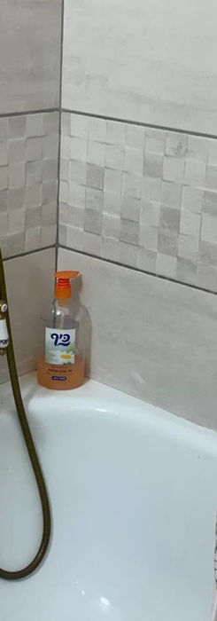 Белая ванна, винтажный латунный смеситель, светлая плитка