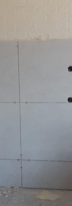 Проект кухни: стены с плиткой, белые шкафы.