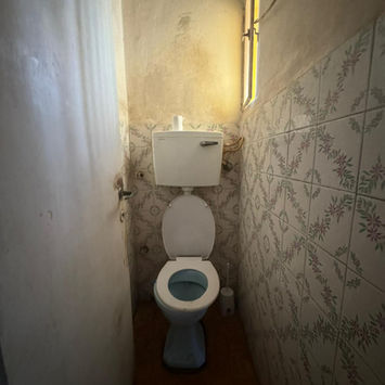 Узкий туалет с унитазом