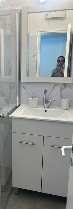 Современная ванная комната с душевой кабиной