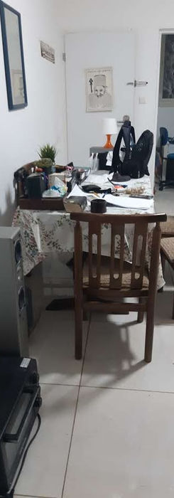 Домашний офис со столом, стульями и документами