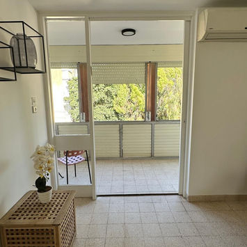 Комната с балконом и видом на деревья