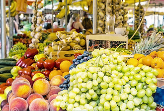 frische-frucht-der-markthalle-alte-stadt-trogir-kroatien-132871485.jpg