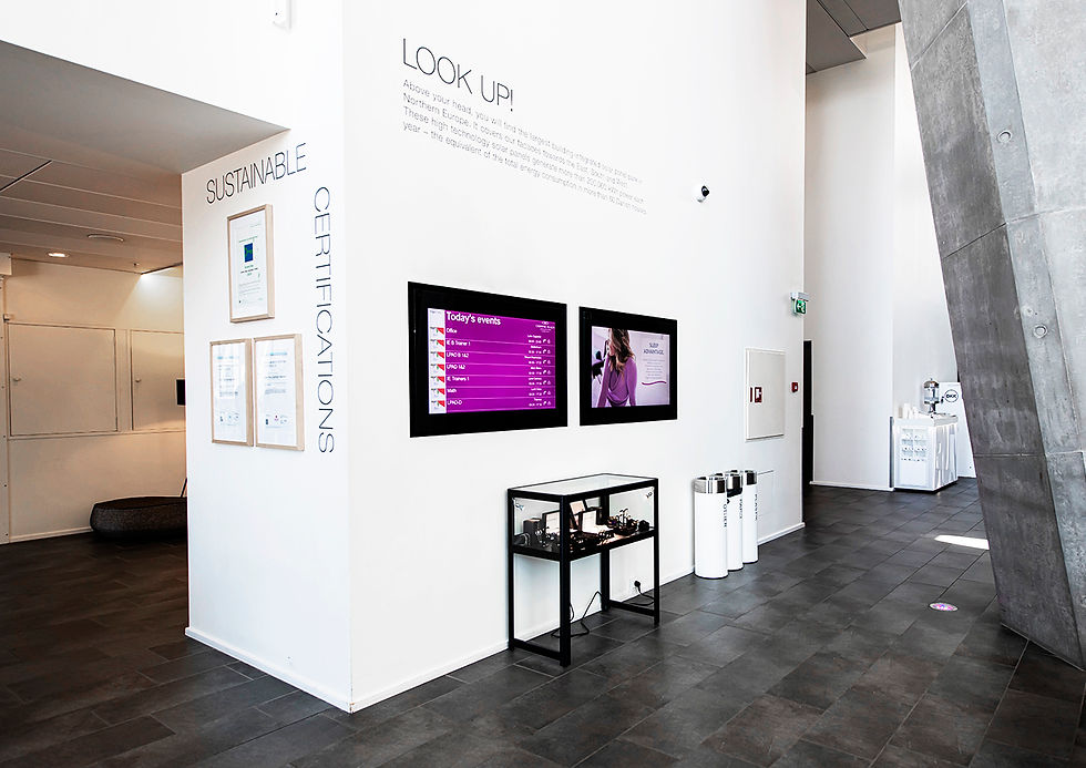 Digital skærm i en stor lys foyer