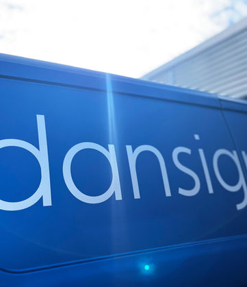 Dansign logo på blå bil