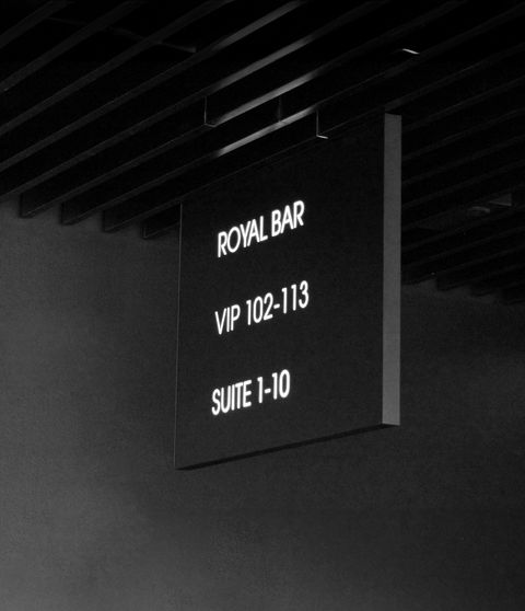 Nedhængsskilt med tekst til VIP, bar og suite