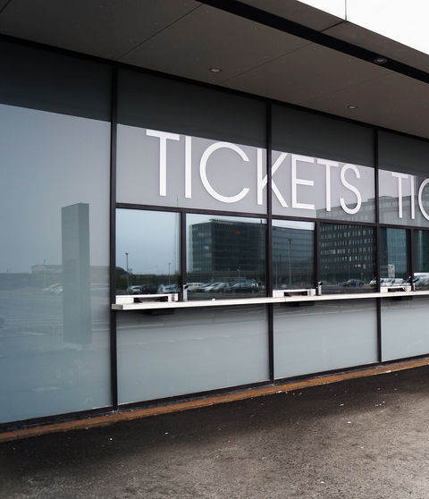 Folietekster til billetsalg monteret på glasruder