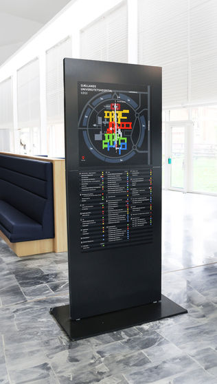 Sort pylon med oversigtskort og wayfinding og navigation til forskellige afdelinger på hospitalet