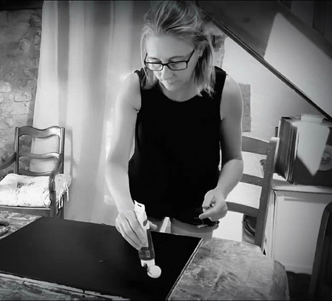 Carine Laval en train de peindre