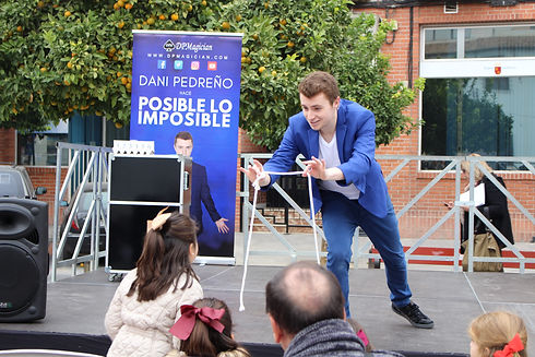 Dani Pedreño haciendo magia en cumpleaños