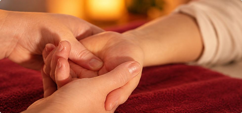 Séance de Shiatsu traditionnel avec des pressions douces sur la main, illustrant une approche personnalisée favorisant la détente, le bien-être et l'équilibre énergétique.