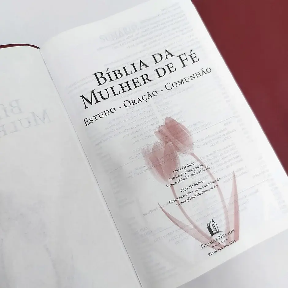 Miniatura: Bíblia da Mulher de Fé | NVI | Comentários Sheila Walsh | Capa Luxo Vinho