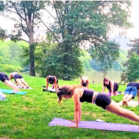 Group practices Pilates in Central Park