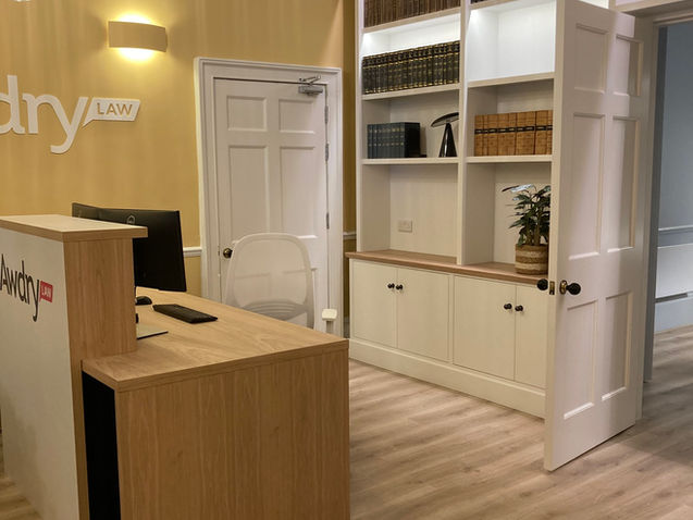 Project Services Provided:
Draft Concepts & Budgets
Planning Application, Listed Building
Consents & Advertising Consent
Bespoke Design Specification
Proposal Visualisation & Detailed
Design for board approval
Construction Specification, trades
selection & on-site management
Cost Management with Cat A & B
procurement.
H-B Designs were lead designers working with the landlord to deliver a
blank canvas for the clients, Awdry Law LLP, to occupy as the business expanded. Concurrently, work renovating the basement and ground-floor spaces was completed.