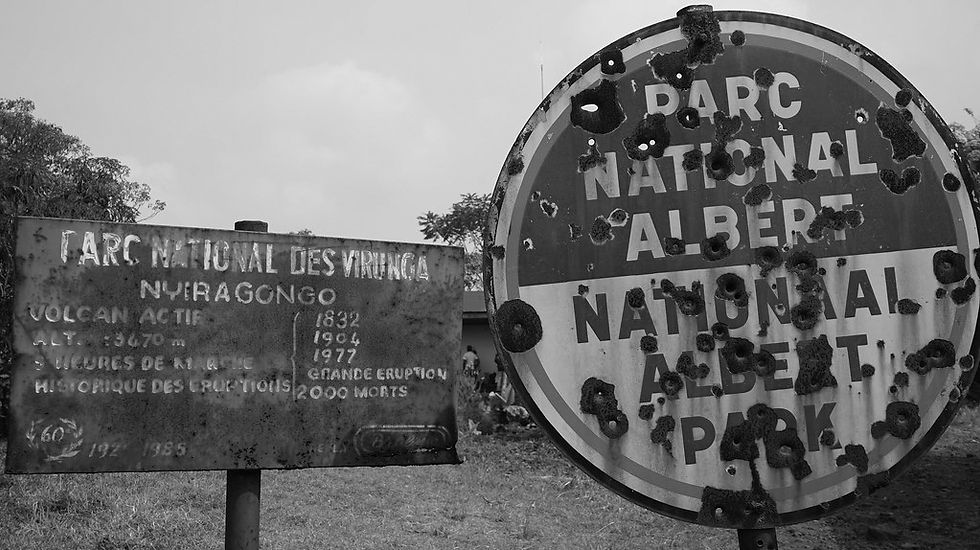 Zerschossene Schilder am Eingang zum Virunga-Nationalpark
