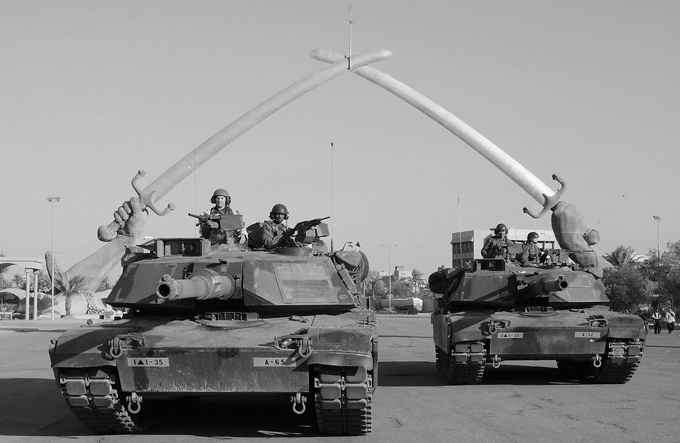 US-Panzer vor dem Hands-of-Victory-Monument in Bagdad