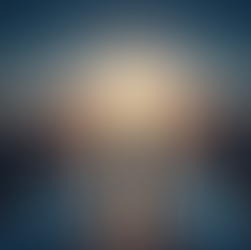 inansal hedefler ve gelecek planlaması: Şehir manzarasına bakan, önünde finansal yol haritası (ev, para, dünya simgeleri) olan bir adam. Finansal başarı ve yatırım yolculuğu.