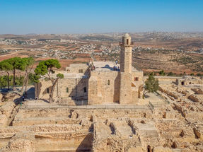 תפילות וצלילים: אסיפת צוות מרגשת בקבר שמואל הנביא