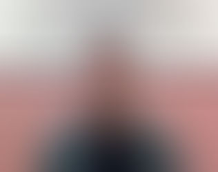 Photo de Philippe, apprenant développeur web chez Konexio, devant un mur couleur avec la définition du mot Bienveillance écrite en gros dessus