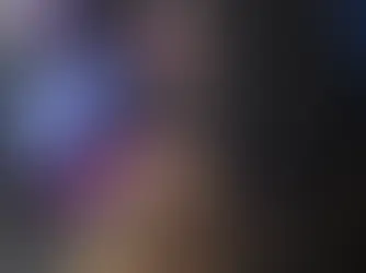 Photo vue de dos de l'apprenante Asma, du programme DigiStart de Konexio, travaillant sur du code HTML/CSS sur son ordinateur portable.