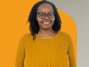 Photo d’Estelle-Vanessa, apprenante en reconversion professionnelle dans le domaine de l’informatique, en formation TSSR chez Konexio