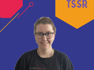 Photo portrait d’Eve, apprenante en reconversion vers les métiers techniques des systèmes et réseaux, dans le cadre des formations Konexio, incluant le programme TSSR et Digistart.