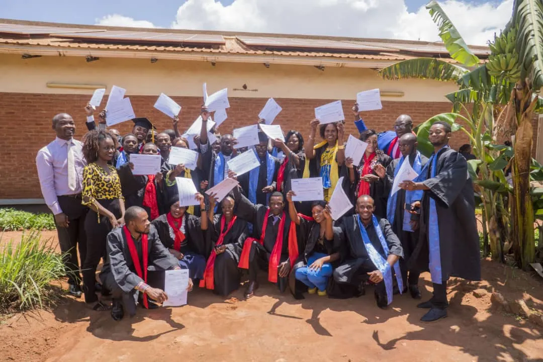 Photo de groupe de bénéficiaires du programme d'inclusion numérique de Konexio, en train de participer à une session de formation pratique sur les compétences numériques.