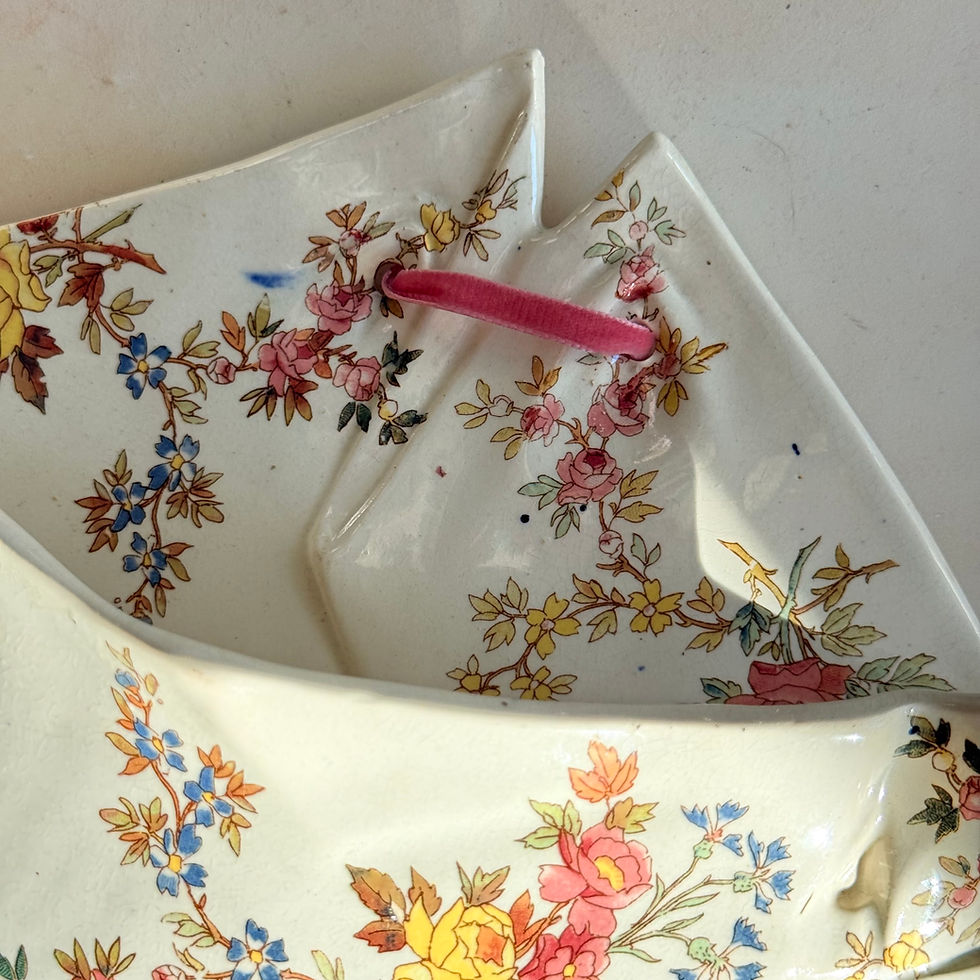 Miniature : Sarreguemines Louis XV hanging bouquet holder vase