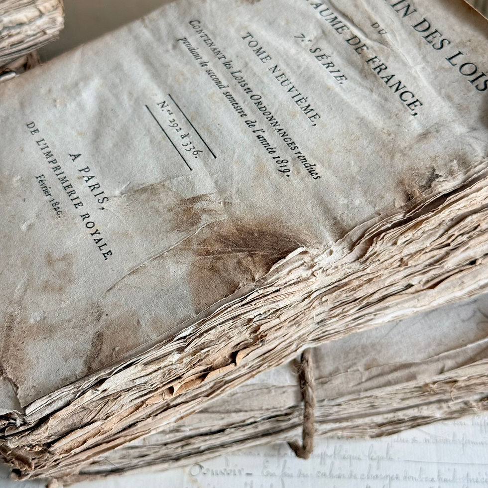 Miniature : Ruffled pages bundle dating from early 1800s Paris