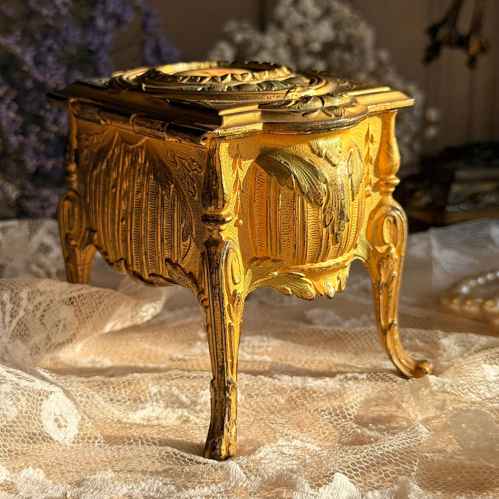 Miniature : Ormolu antique jewellery box adorned with miniature portrait