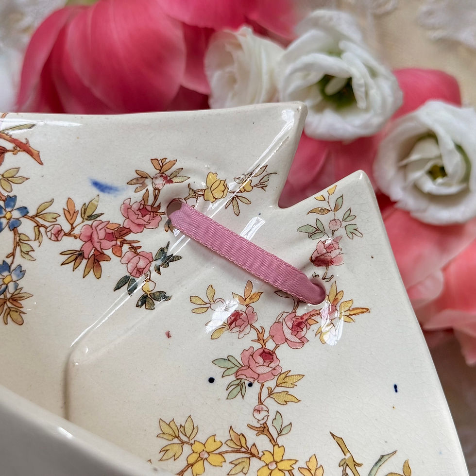 Miniature : Sarreguemines Louis XV hanging bouquet holder vase