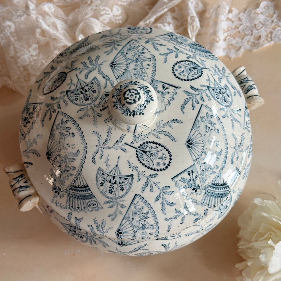 Thumbnail: 'Eventail' Blue and white fan design tureen by Longwy