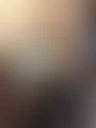 Kleiner Wasserkocher mit Retro-Thermometer auf einem Holzbrett, daneben ein buntes Handtuch – gemütliche Ecke in rustikalem Ambiente, wie gemacht für den ersten Tee am Morgen oder einen ruhigen Abend mit heißem Wasser.