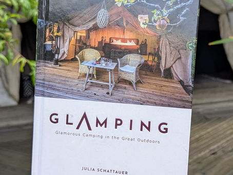 Buch mit dem Titel Glamping - vor dem Safari Zelt