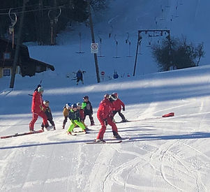 Ferienkurs - Skilehrer mit Kindern