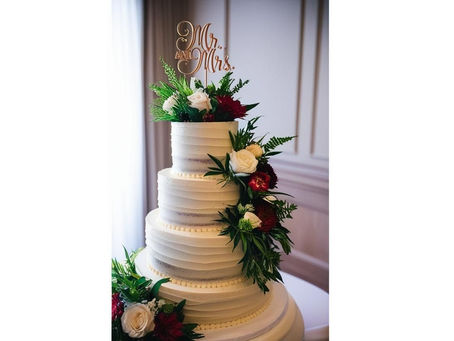 Wedding Cake Trends: From Custom Designs to Alternative Treats