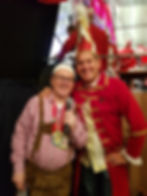 Jörg Honsel in Tracht mit Karnevalist in der Galerie