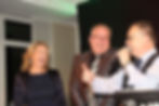 Lachende Personen bei einem Event in der Galerie Jörg Honsel