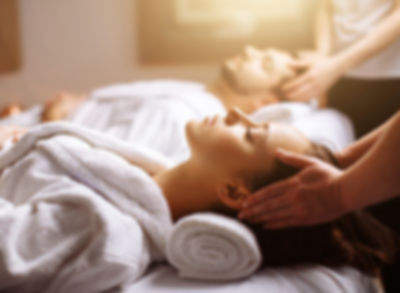 Couple enjoys a relaxing massage together at Dream Spa!