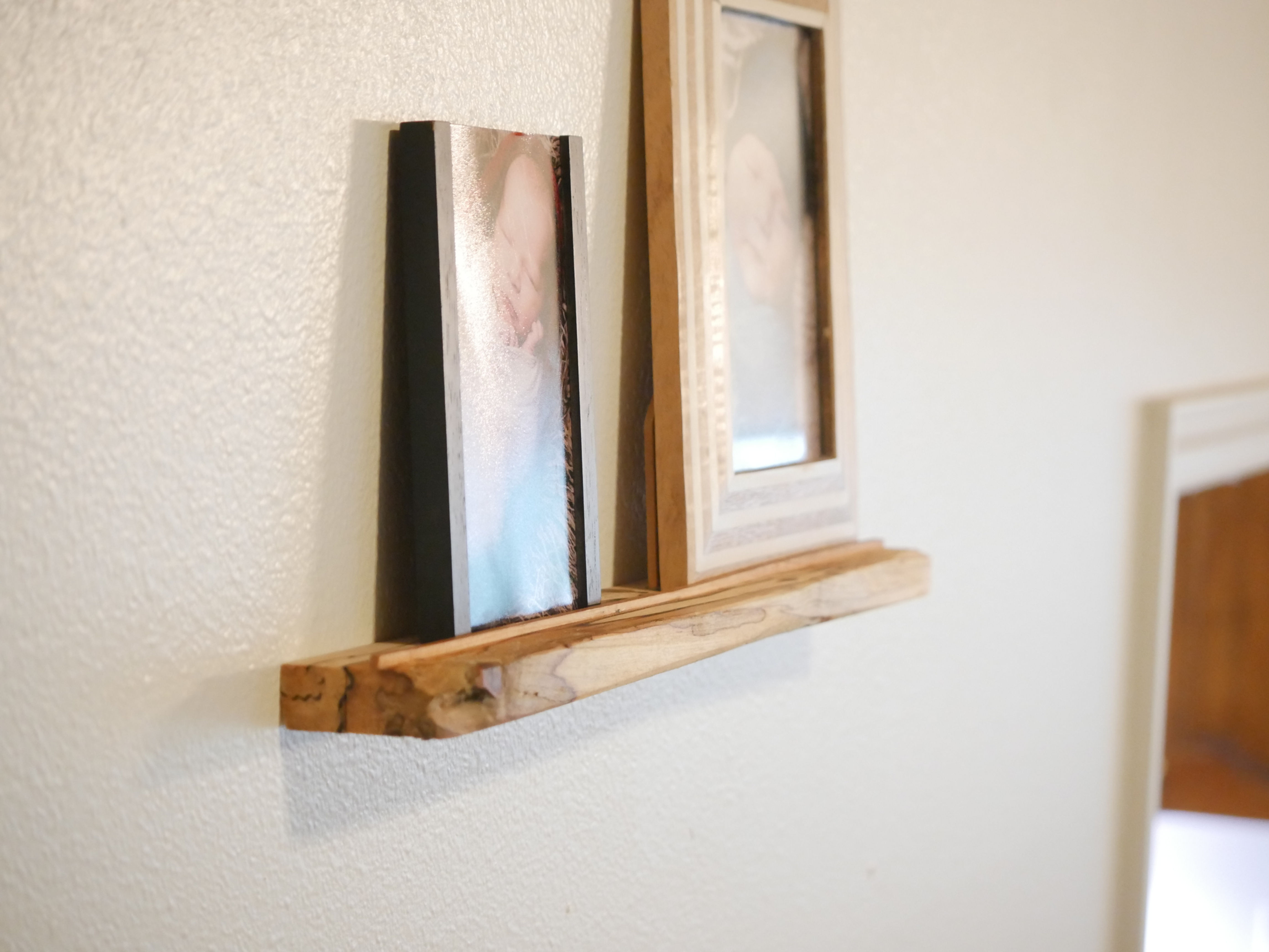Floating picture shelf