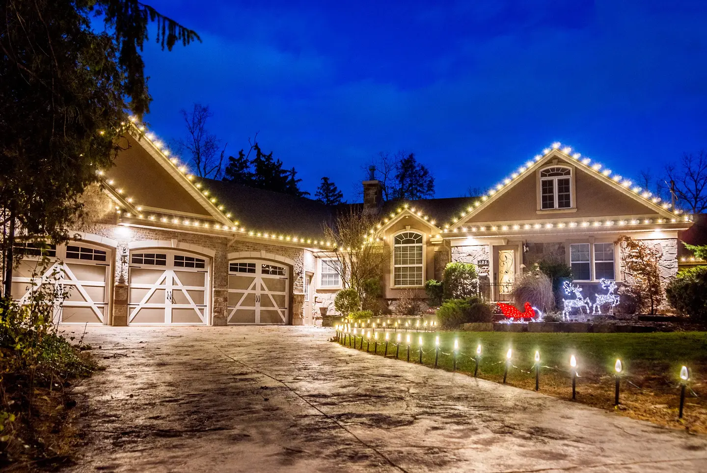 Residential Real Estate Photography by Blake Ferguson depicts Christmas Decor for Residential Owners in London, Ontario, Canada. (3)
