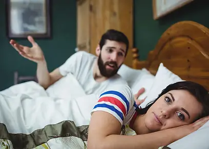 couple-arguing-bed-bedroom_107420-12086.webp