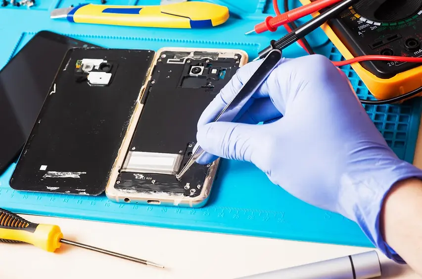 tecnico-realizando-conserto-de-celular.webp