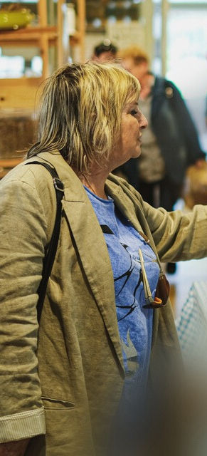 תמונה של לקוחה קונה בחנות תבלינים 