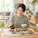自宅でいつもの食事をゆっくり楽しむイメージ（AI生成）